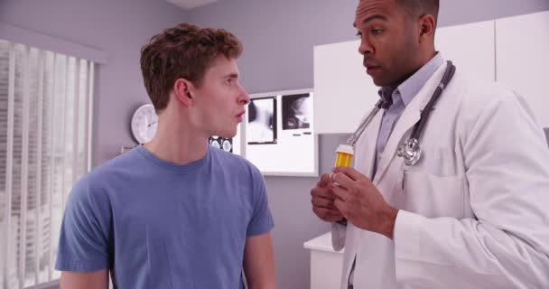 Médico Afro Americano Que Prescreve Medicamentos Para Pacientes Caucasianos Sexo — Vídeo de Stock