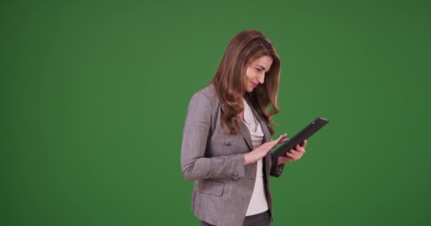 女商人在绿色屏幕上使用平板电脑 在绿色屏幕上键入或合成 — 图库视频影像