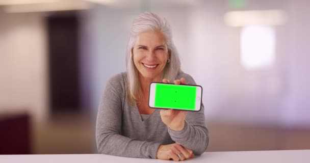 Charming Mature White Woman Showing Cellular Phone Camera Portrait Joyful — Stock Video