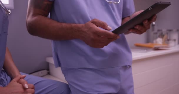 Médicos Usando Tablet Escritório — Vídeo de Stock