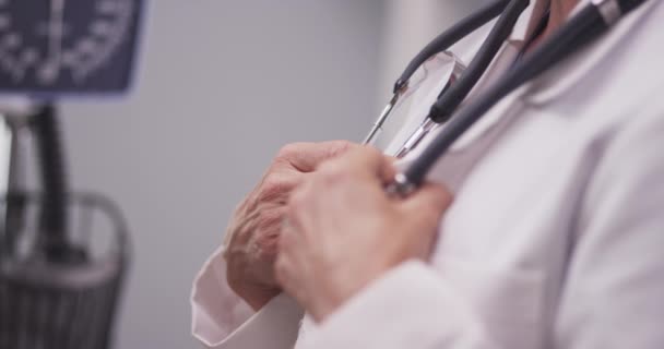 Nahaufnahme Eines Arztes Mit Stethoskop — Stockvideo