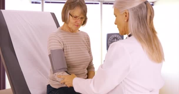 나이든 환자는 혈압을 의사에게 검사받는다 전문의 가환자 상태를 재확인하고 있어요 — 비디오