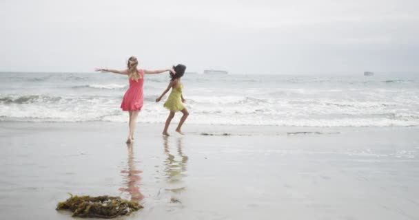 Mulheres Fugindo Maré Praia — Vídeo de Stock
