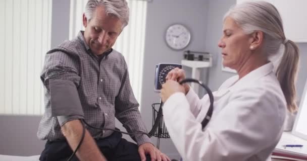 年配の男性の血圧測定専門の医者 — ストック動画