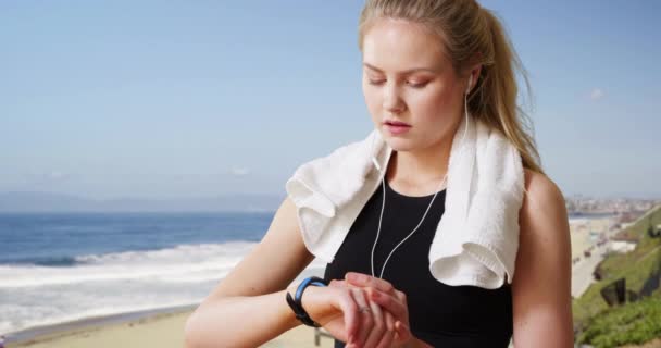 Fit Atractiva Mujer Caucásica Haciendo Ejercicio Playa — Vídeos de Stock