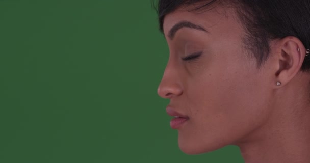 Boční Pohled Krásná Žena Otáčí Tvář Kamery Zelené Obrazovce Zelené — Stock video
