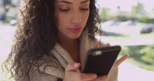 Eine Junge Brünette Frau Beim Sms Schreiben Auf Einem Mobiltelefon — Stockvideo