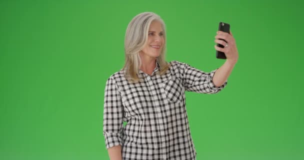 Mulher Branca Bonita Tomando Selfie Celular — Vídeo de Stock