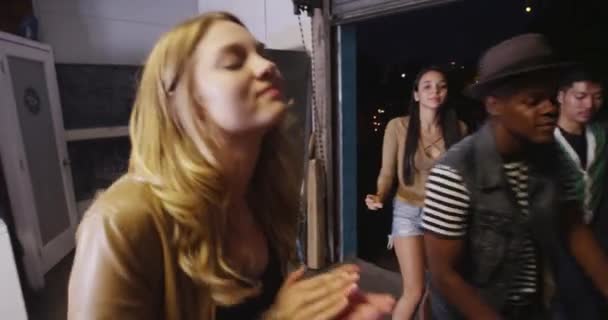 Aranyos Vegyes Verseny Pár Tapsolnak Táncolnak Együtt Mosolyogva Nevetve Közepén — Stock videók