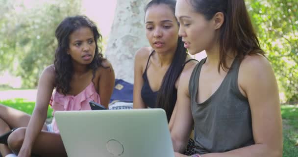 Молодые Женщины Используют Технологии Выполнения Домашних Заданий — стоковое видео
