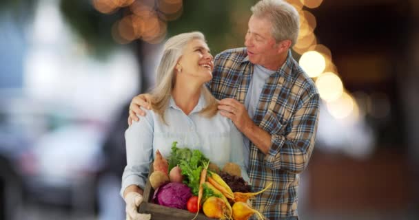 Par Caucásicos Mediana Edad Mirando Verduras Frescas Hermosa Pareja Mayor — Vídeos de Stock