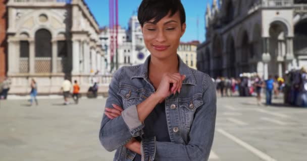 Moderne Jonge Zwarte Vrouw Poseert Met Trots Het San Marcoplein — Stockvideo