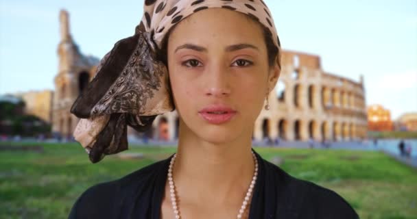 콜로세움 가까이 아름답고 미소를 라티나 여인의 로마에서 하루를 즐기고 여성의 — 비디오