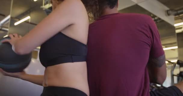 Noir Hispanique Forme Couple Sain Travail Avec Médecine Balle Dans — Video