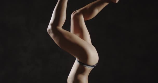 Genç Asyalı Kadın Pratik Yoga Vücut Dengeleme — Stok video