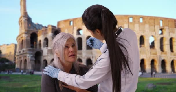 Medico Donna Latina Assiste Donna Matura Turista Vicino Colosseo Paramedico — Video Stock