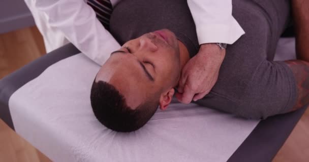 Chiropractor Tarafından Muayene Boyun Ağrısı Olan Afrikalı Amerikalı Erkek Hasta — Stok video