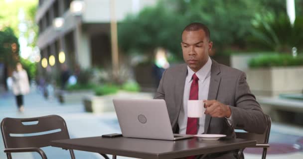 Homem Negócios Preto Trabalha Seu Laptop Enquanto Toma Café Profissional — Vídeo de Stock