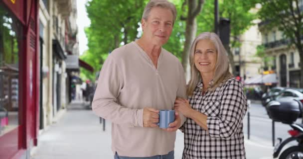 高齢者のカップルを愛し一緒にロンドンの通りに立っている 古い夫と妻を休暇は英国で自分自身を楽しんでいます — ストック動画