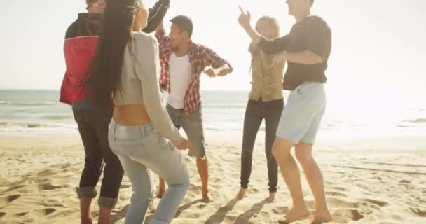 Glückliche Junge Latino Frau Tanzt Strand Mit Einer Gruppe Multiethnischer — Stockvideo