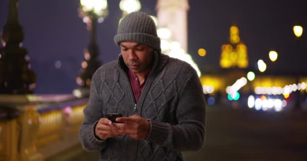 흑인들은 파리에서 휴가를 보내면서 야밤에 스마트폰을 사용하고 있습니다 차가운 젊은이가 — 비디오