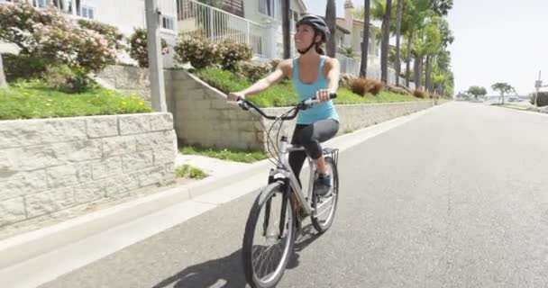 Jovem Feliz Andar Bicicleta Rua — Vídeo de Stock