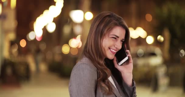 Gece Telefonda Müşteriyle Konuşan Mutlu Bir Kadını Yaşlarda Bir Kadın — Stok video
