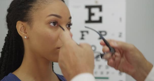 Africano Donna Cercando Suo Nuovo Occhiali — Video Stock