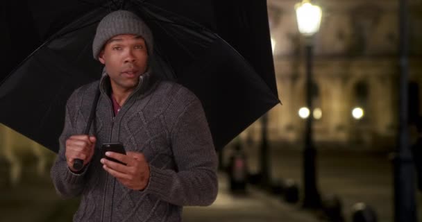 Afro Amerikaanse Man Parijs Frankrijk Staat Buiten Met Een Paraplu — Stockvideo