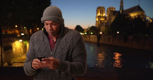 Jongeman Vakantie Parijs Communiceert Met Iemand Zijn Smartphone Sms Jes — Stockvideo