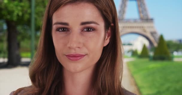 Belle Brune Blanche Regardant Attentivement Caméra Pendant Son Séjour Paris — Video