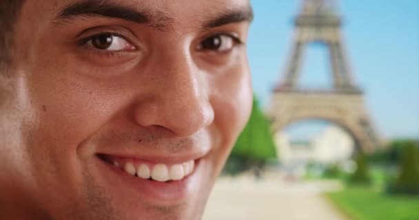 照片上站在埃菲尔铁塔附近的20多岁的拉美裔男性 在巴黎度假的快乐迷人的男人的亲密接触 — 图库视频影像