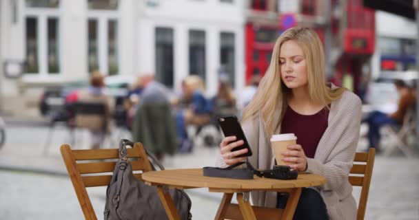 Junge Blonde Frau Brügge Reagiert Auf Sms Auf Ihrem Smartphone — Stockvideo