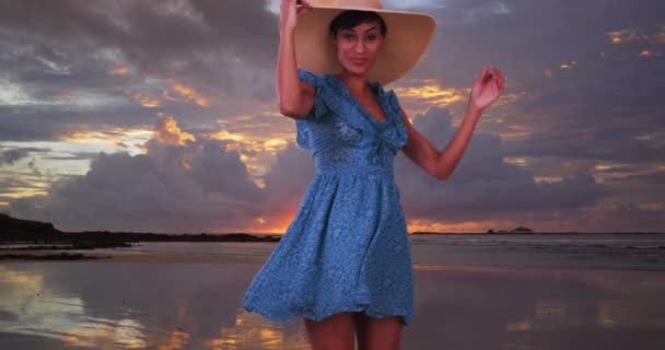 Mujer Bonita Vestido Sol Azul Sombrero Sol Bailando Sonriendo Playa — Vídeos de Stock