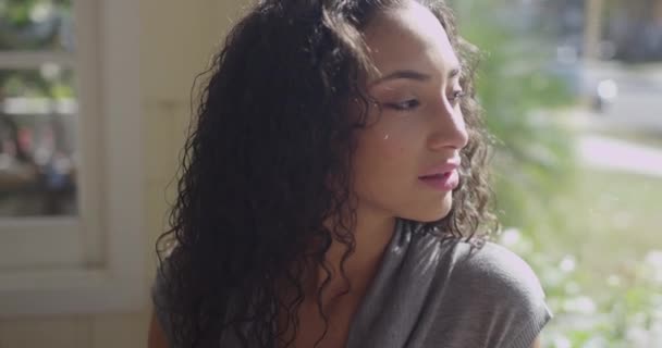 Mooie Jonge Latino Vrouw Keek Uit Een Raam — Stockvideo