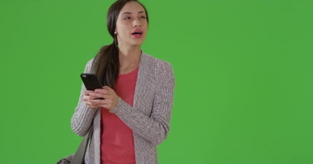 Uma Rapariga Hispânica Envia Mensagens Ecrã Verde Tela Verde Para — Vídeo de Stock