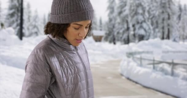 Feliz Atraente Fêmea Preta Casaco Inverno Fica Lado Fora Neve — Vídeo de Stock