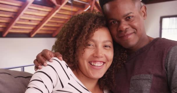 在客厅的沙发上 一对快乐的黑人夫妇摆出一副画像的样子 非洲裔美国男女坐在沙发上很开心 — 图库视频影像