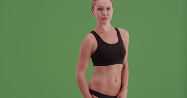 Donna Caucasica Che Guarda Macchina Fotografica Con Reggiseno Sportivo Sullo — Video Stock