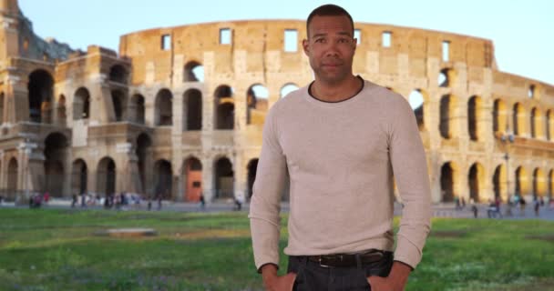 Τολμηρός Αφρικανός Τουρίστας Κοιτάζει Την Κάμερα Μεγάλη Εμπιστοσύνη Στη Ρώμη — Αρχείο Βίντεο