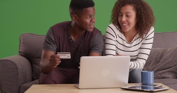 Афроамериканець Жінка Роблять Покупки Онлайн Зеленому Екрані Зеленому Екрані Щоб — стокове відео