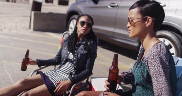 Bir Şişe Bira Içip Sohbet Ederken Kız Arkadaşıyla Gülüp Gülümseyen — Stok video