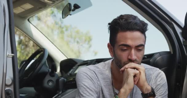 Moe Spaanse Man Zit Auto Glimlachen Naar Camera — Stockvideo