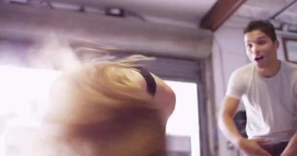 可笑的 愚蠢的 性感的 金发的女青年一边在镜头前摇曳着头发 一边和一群嬉皮士朋友在派对上为她欢呼 — 图库视频影像