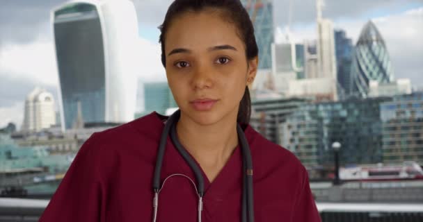 Londra Daki Genç Latin Hemşirenin Sıradan Portresi Önlüklü Kadın Doktor — Stok video