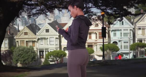 Αθλητική Μαύρη Γυναίκα Που Χρησιμοποιεί Εφαρμογή Smart Phone Messing Στο — Αρχείο Βίντεο