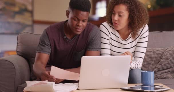 Schwarzes Millennial Paar Bezahlt Rechnungen Mit Laptop Wohnzimmer Afroamerikaner Planen — Stockvideo