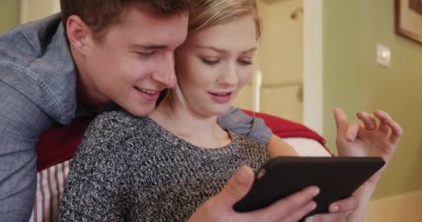 Jovem Feliz Casal Usando Tablet Seu Quarto — Vídeo de Stock