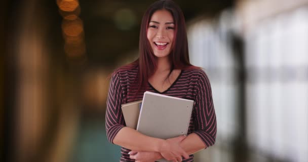 Lässiges Porträt Einer Asiatischen Studentin Mit Ihren Notizbüchern Attraktive Frau — Stockvideo