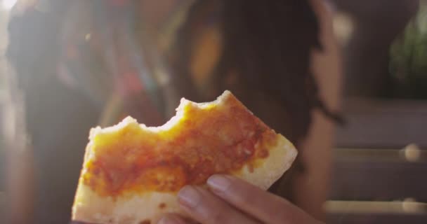 Zbliżenie Kobiety Trzymającej Kawałek Pizzy Ręce Biorącej Gryza — Wideo stockowe